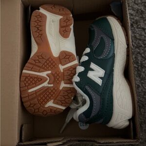 New Balance Green and White Sneakers Classic Style